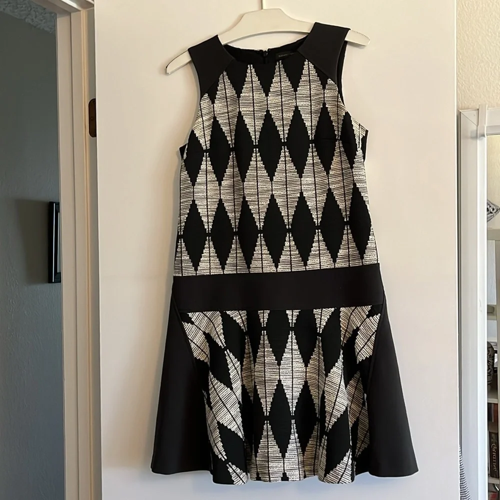 Banana Republic sleeveless Diamond Jaquard dress - Picture 1 of 10